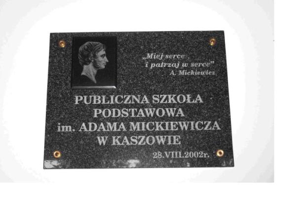 Tablica pamiątkowa poświęcona przez ks. bpa A. Odzimka podczas uroczystości nadawania szkole patrona w 2002 r.